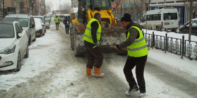 Özalp Belediyesinden Yol Tuzlama Çalışması