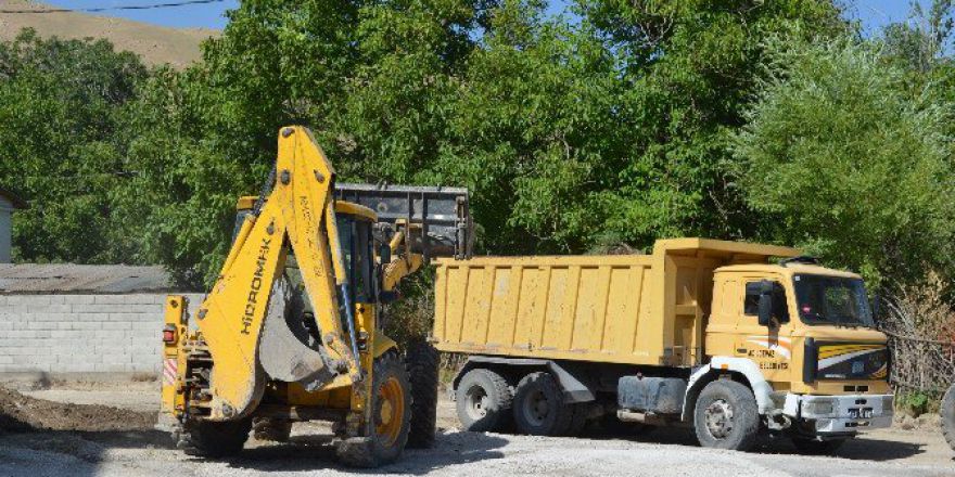 Belediyeden Yol Yapımı Ve Parke Döşeme Seferberliği