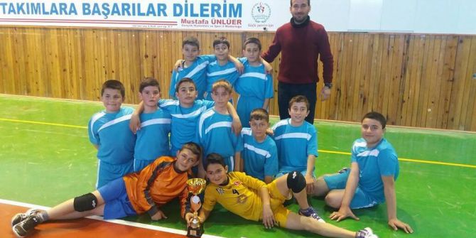 Küçük Erkekler Hentbol Şampiyonu Ortahisar Ortaokulu Oldu