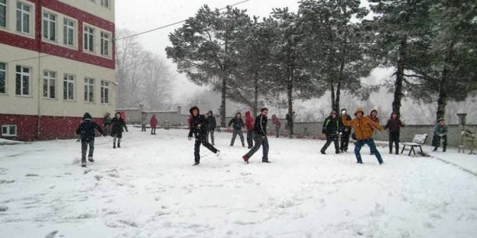 Öğrencilerin Kar Sevinci