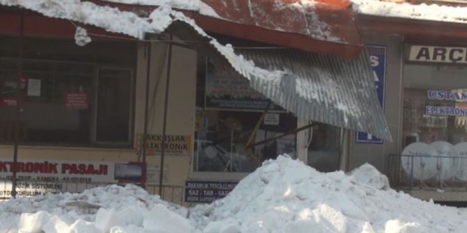 Çatıdan Düşen Kar Kütleleri Araca Zarar Verdi