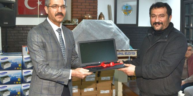 Turhal’da Mahalle Muhtarlarına Dizüstü Bilgisayar Hediye Edildi