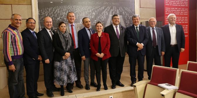 Milletvekilleri İzmir Marşıyla Sahaya İniyor