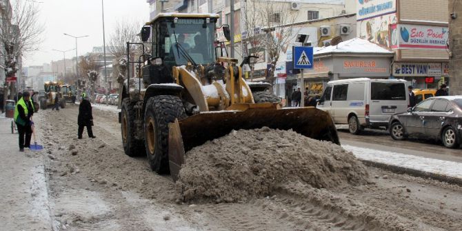 Van Büyükşehir Belediyesinden Karla Mücadele Çalışması