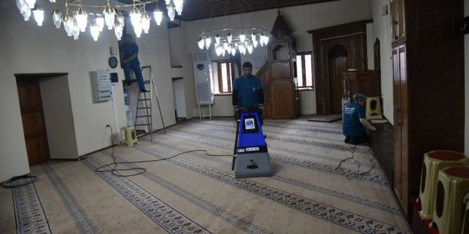 Yunusemre’de İbadethaneler Temizleniyor