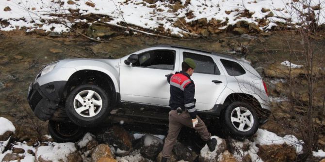 Aracıyla 10 Metreden Dereye Uçtu