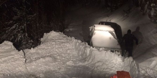 Karda Mahsur Kalan Aile 4 Saatte Kurtarıldı