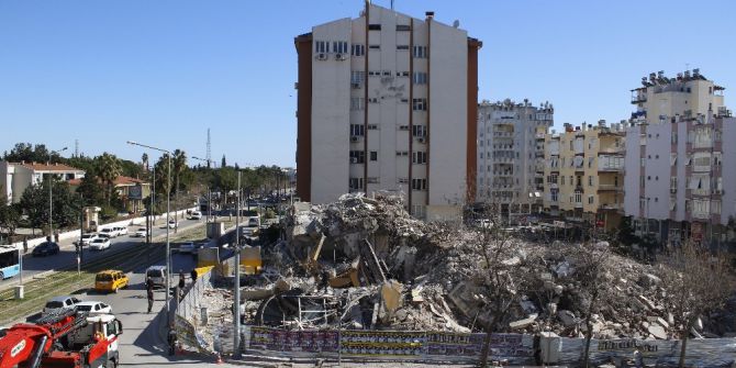 Binada Yıkım Çalışması Yapan İş Makinesi Devrildi