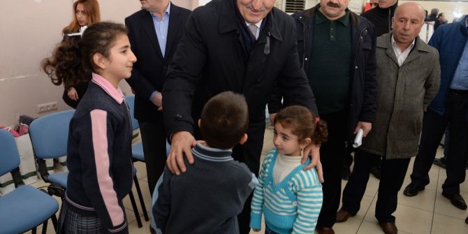 Dündar, Suriyeli Çocukların Yüzünü Güldürdü