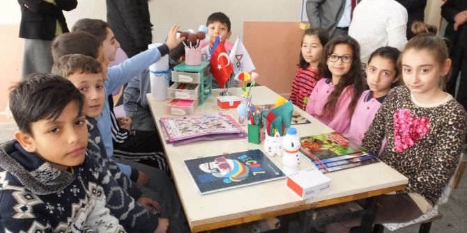 Burhaniye’de Üniversiteliler Köy Okuluna Sosyal Aktiviteler Sınıfı Kazandırdı