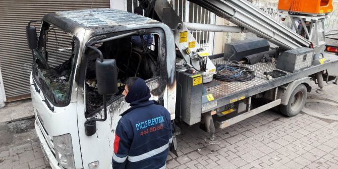 Aydınlatma Çalışması İçin Gelen Aracı Yaktılar