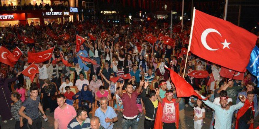 Niğde’de Chp Ve Ak Parti İl Başkanları Demokrasi Nöbetinde