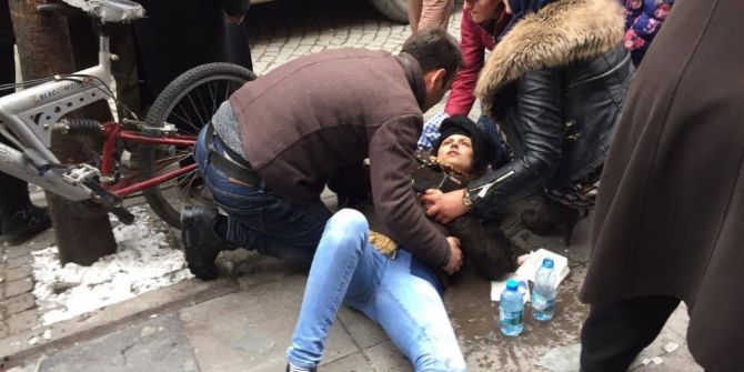 Yolda Yürürken Kafasına Pencere Düşen Genç Kız Ağır Yaralandı