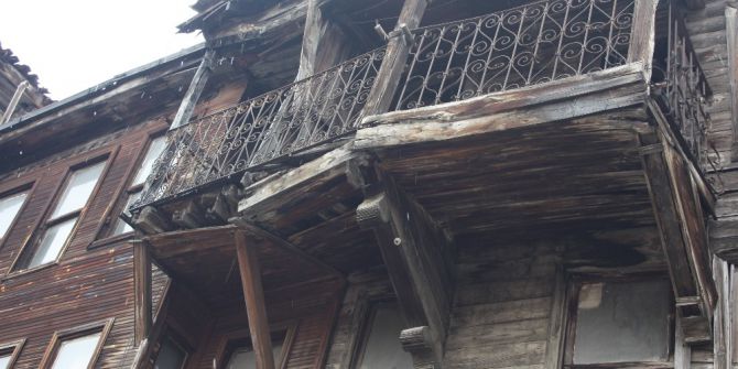 Yıkılmak Üzere Olan Ev Tehlike Saçıyor