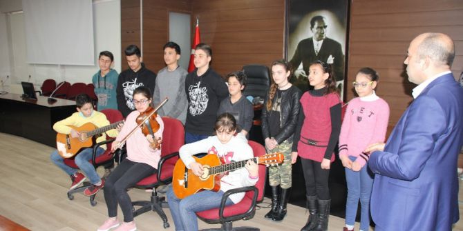 Mülteci Çocuklar Savaşın Acısını Müzikle Anlatıyor