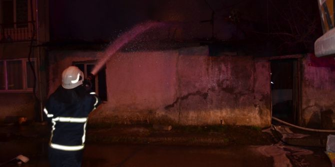 Evi Yanan Anne, Oğlunu Göremeyince Gözyaşlarına Boğuldu