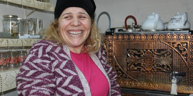 Kahkahalarıyla Çevresine Neşe Saçıyor