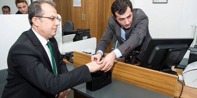 Vali Taşyapan, Yeni Kimlik Kartı İçin Müracaat Etti