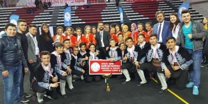 Genç Efeler Kupayı Şehitlere Armağan Etti