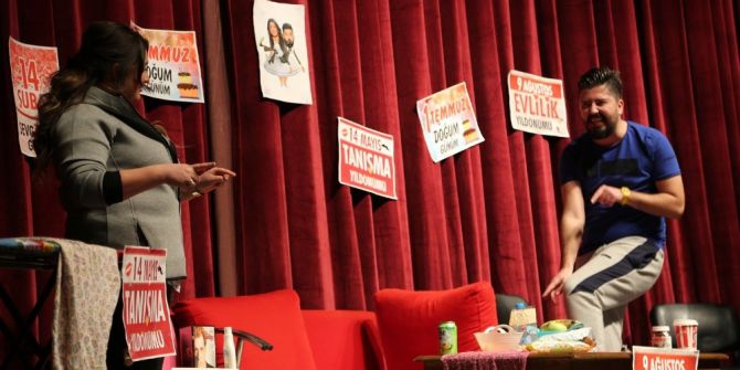 Efeler’de Kitaplar Bilet, Biletler De Kahkaha Oldu