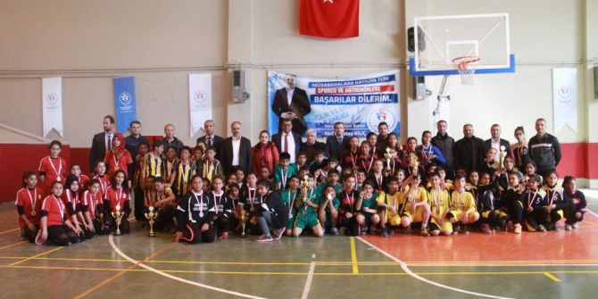Minikler Voleybol Final Müsabakaları Sona Erdi