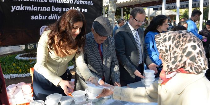 Hava Şehitleri İçin Helva Dağıtıldı