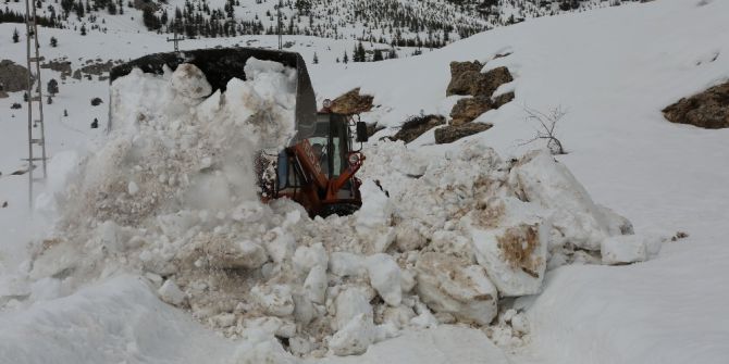 Toroslar’da Karla Mücadele Çalışması Devam Ediyor
