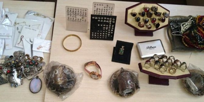 Çaldığı 140 Bin Liralık Altın Ve Gümüşü Satarken Yakalandı