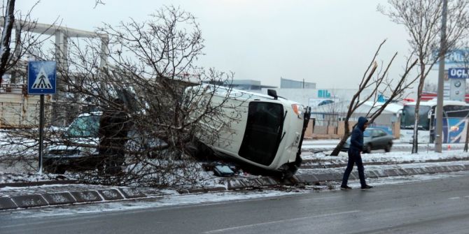 Kamyonet Yan Yattı: 1 Yaralı