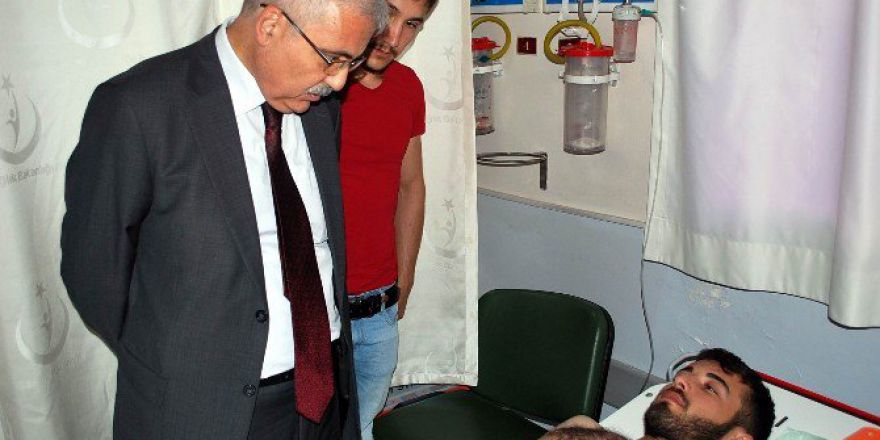 Vali Güvençer’den Salihli’deki Yaralılara Ziyaret