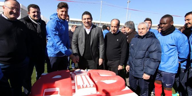 Antalyaspor Başkanı Öztürk’e Doğum Günü Kutlaması