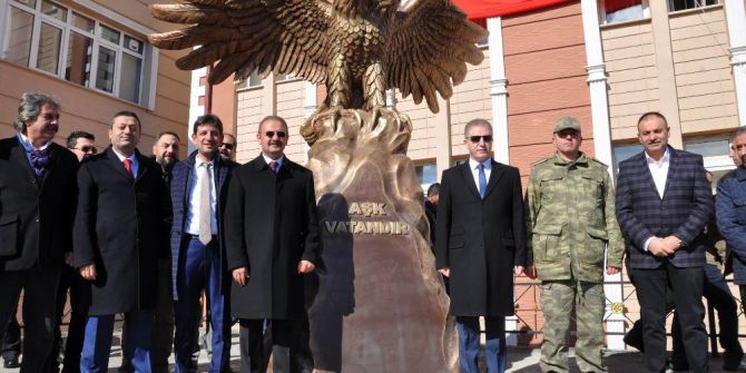 Şehitler Anısına 4 Metrelik ’Çift Başlı Kartal’ Anıtı