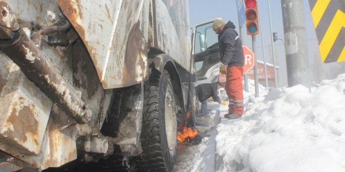 Kırımızı Işıkta Duran Aracın Yakıt Deposu Dondu