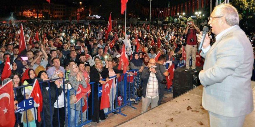 Vali Nayir, Demokrasi Nöbetinde Konuştu: Meydanları Boş Bırakmayan Kütahya Halkına Teşekkür Ediyorum