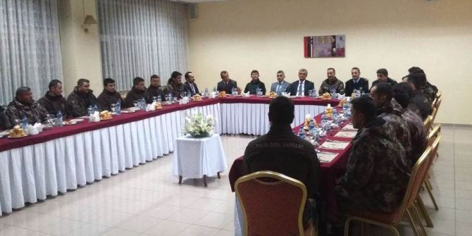 Vali Özefe, Özel Harekat Polisleriyle Bir Araya Geldi