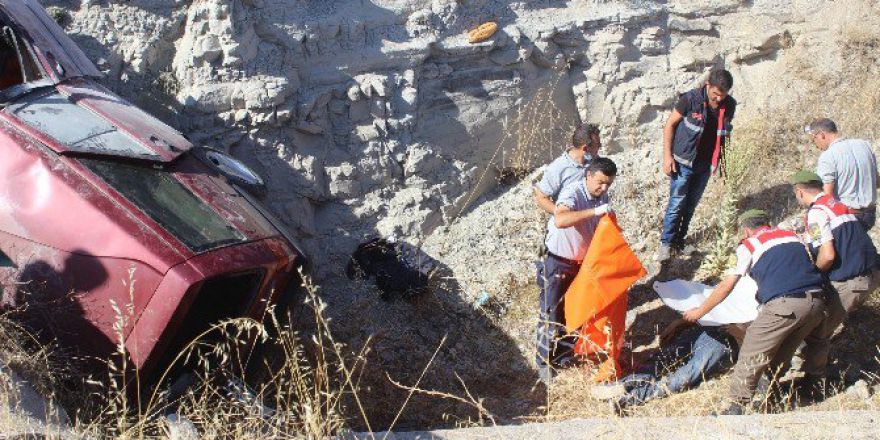 Otomobil Kayalıklara Çarptı: 2 Ölü