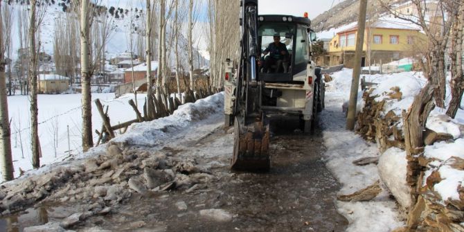 Develi’de Köy Yolları Temizleniyor