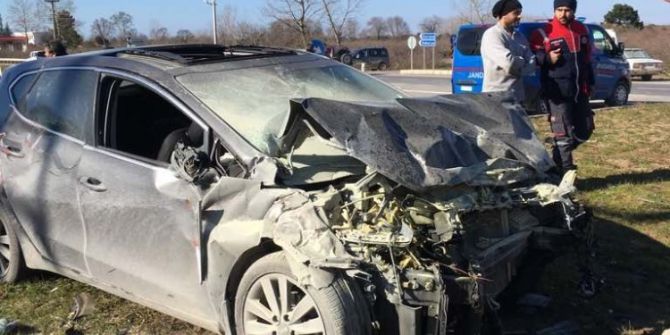 Sakarya’da İki Otomobil Çarpıştı: 1 Ölü, 2 Yaralı