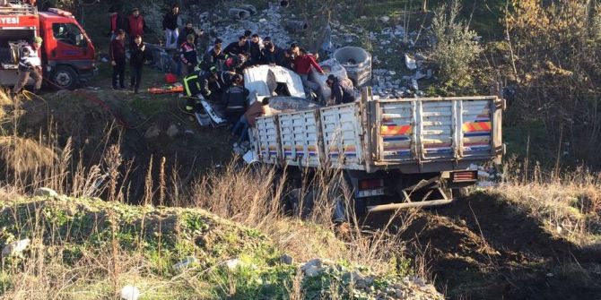 Beton Yüklü Kamyon Şarampole Uçtu