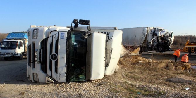 İki Tır Çarpıştı: 1 Yaralı