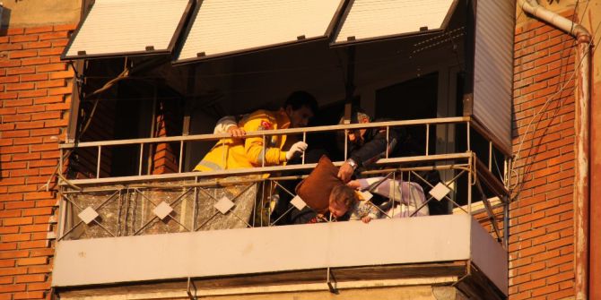 Balkon Demirlerine Başı Sıkışan Çocuğu İtfaiye Ekipleri Kurtardı