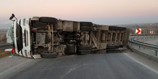 İp Yüklü Tır Devrildi: 1 Yaralı