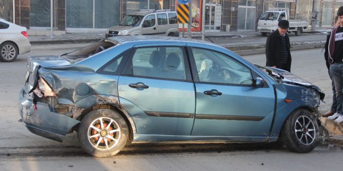 Öğrenci Servisi İle Otomobil Çarpıştı: 3 Yaralı