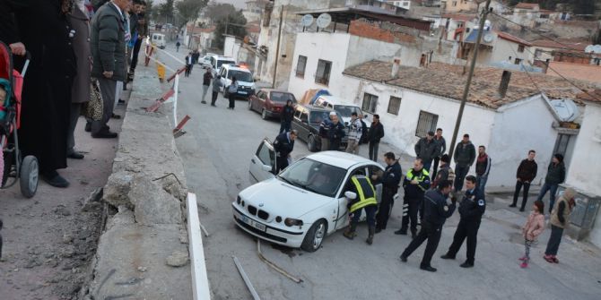 Söke’de Otomobil 3 Metreden Alt Yola Uçtu