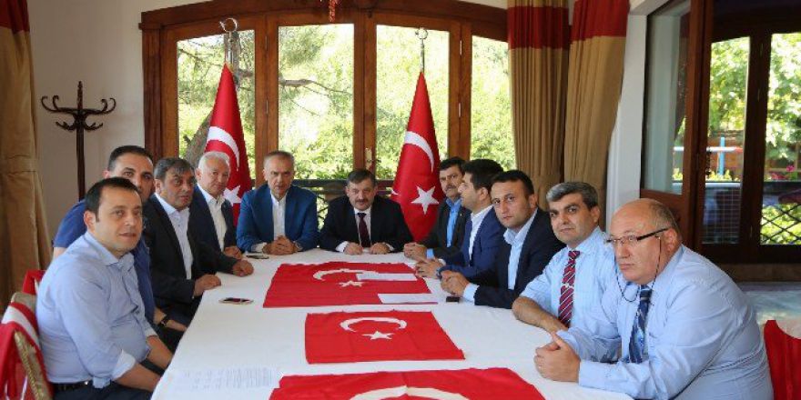 Çekmeköylü İdareci Ve Siyasi Partiler Bir Arada