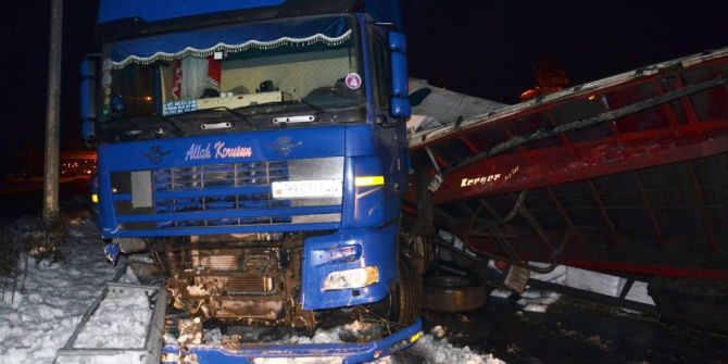 Buzlanan Yolda Tır Devrildi: 1 Yaralı