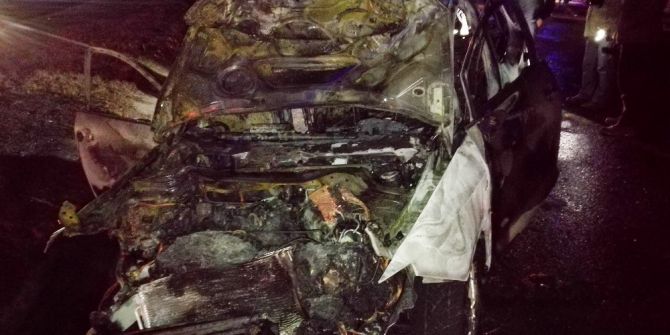 Çarpışan İki Araç Alev Topuna Döndü: 1 Ölü, 1 Yaralı