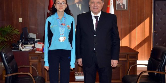 Emniyet Müdürü Baştuğ, Şube Müdürünün Başarılı Kızını Ödüllendirdi