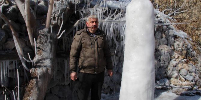 Patlayan Su Hortumu Buzdan Sütun Oluşturdu