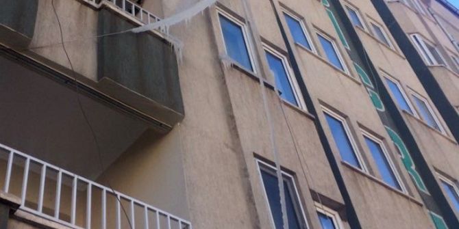 Binanın Dışı Buz Tuttu